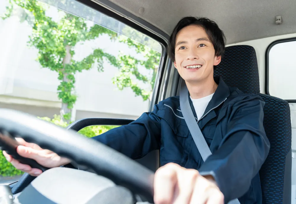 車で現場へ向かうスタッフ