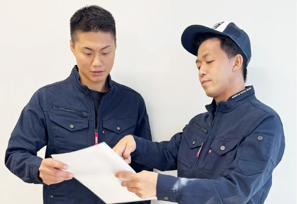 見積書を確認するスタッフ