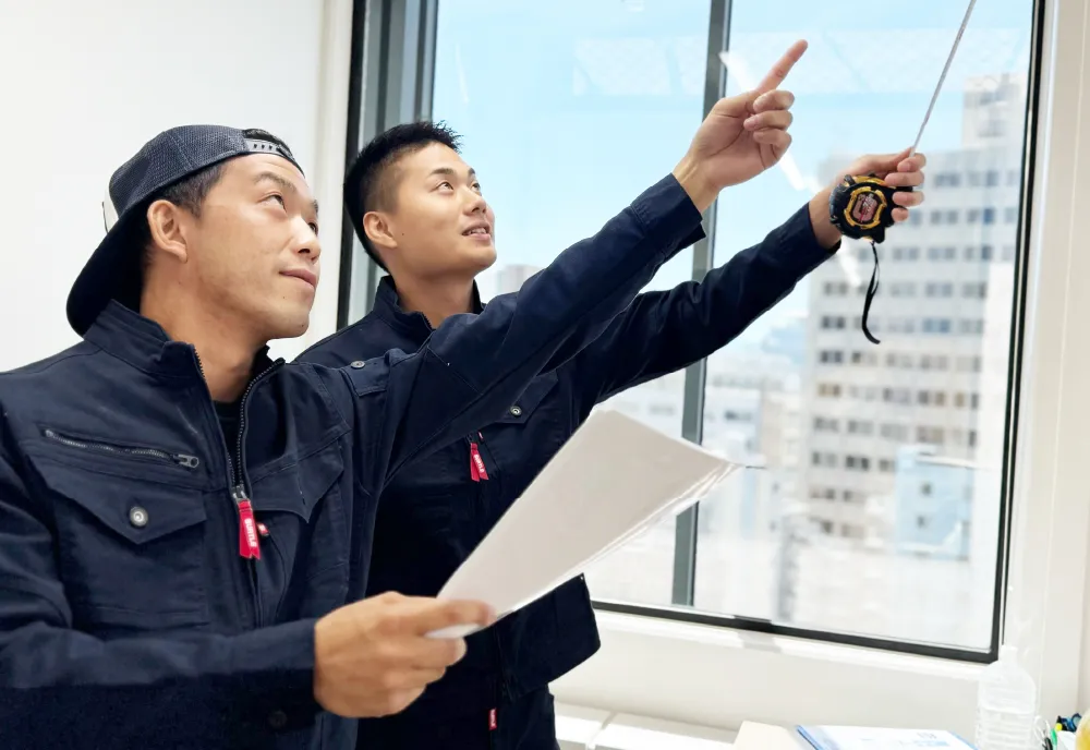 現場を確認する専門スタッフ
